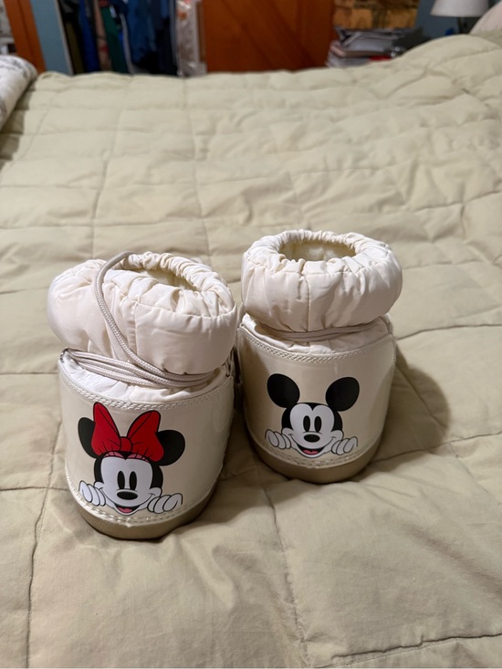 Shoes - Mickey & Minnie moon boots - women’s 9